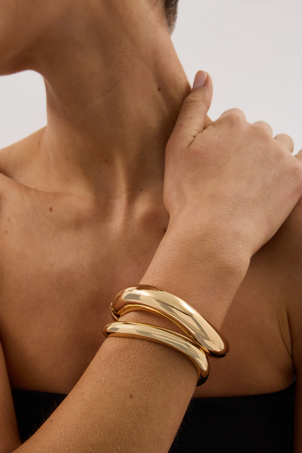 ANNA ROSSI MEDIUM WARPED BANGLE GOLD - Image 3